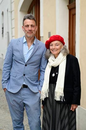Sebastian Kommerell with his mother Blanche Kommerell at the vernissage Reading Faces in the Zwoneun Gallery Görlitz, 14 03 2026 Foto:xM.xWehnertx xFuturexImagex kommerell_6307