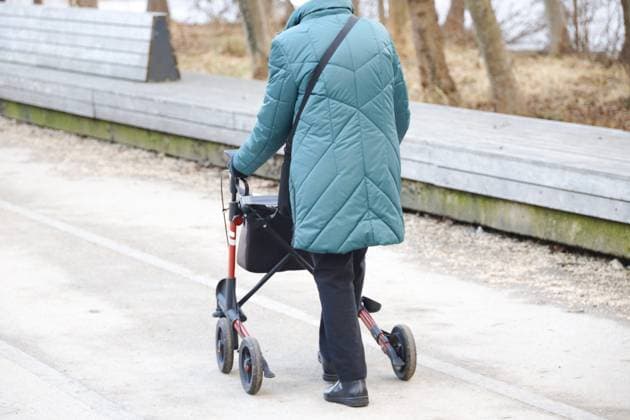 15 03 2026, Linz, AUT, On the road in Upper Austria, Symbolic picture, Theme picture, Various theme pictures, in Elderly person with walking aid, Rollator, Old-age care, Care for the elderly, Senior citizens, Pensioner, Social affairs, Mobility,