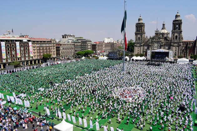 Mexico Obtains Guinness World Record For the World s Largest Soccer Class People taking part during the world s largest soccer class in the main square, Zocalo, where a Guinness World Record was obtained for gathering 9,500 participants. on March 15, 2026 in Mexico City, Mexico. (Photo by Luis Barron Eyepix Group) Copyright: xLuisxBarronx xEyepixxGroupx LB_15032026_32