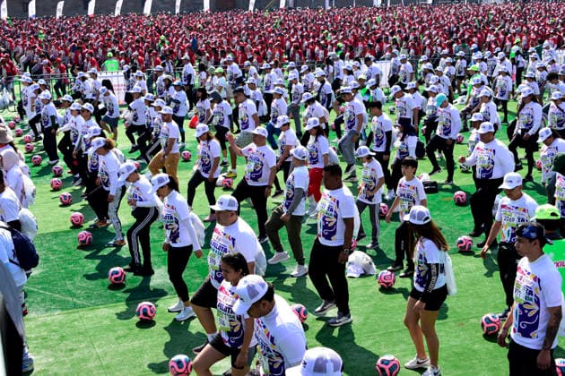 News Bilder des Tages Mexico Obtains Guinness World Record For the World s Largest Soccer Class People taking part during the world s largest soccer class in the main square, Zocalo, where a Guinness World Record was obtained for gathering 9,500 participants. on March 15, 2026 in Mexico City, Mexico. (Photo by Luis Barron Eyepix Group) Copyright: xLuisxBarronx xEyepixxGroupx LB_15032026_8