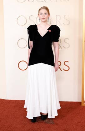 Elizabeth Woodward arrives on the red carpet for the 98th annual Academy Awards in the Hollywood section of Los Angeles on Sunday, March 15, 2026. Conan O Brien will host the Oscars for the second consecutive year.  LAP20260315414 JOHNxANGELILLO
