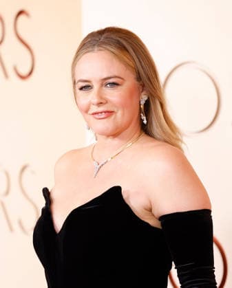 Alicia Silverstone arrives on the red carpet for the 98th annual Academy Awards in the Hollywood section of Los Angeles on Sunday, March 15, 2026. Conan O Brien will host the Oscars for the second consecutive year.  LAP20260315427 JOHNxANGELILLO