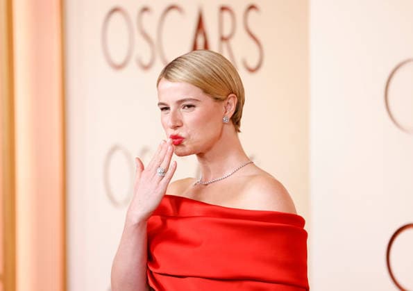 Jessie Buckley arrives on the red carpet for the 98th annual Academy Awards in the Hollywood section of Los Angeles on Sunday, March 15, 2026. Conan O Brien will host the Oscars for the second consecutive year.  LAP20260315526 JOHNxANGELILLO
