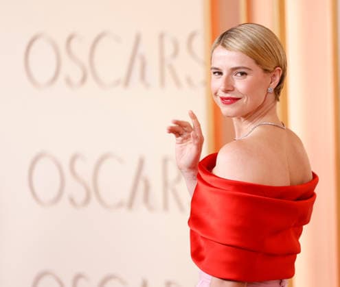 Jessie Buckley arrives on the red carpet for the 98th annual Academy Awards in the Hollywood section of Los Angeles on Sunday, March 15, 2026. Conan O Brien will host the Oscars for the second consecutive year.  LAP20260315528 JOHNxANGELILLO