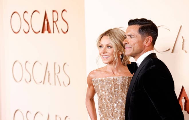 (L-R) Kelly Ripa and Mark Consuelos arrive on the red carpet for the 98th annual Academy Awards in the Hollywood section of Los Angeles on Sunday, March 15, 2026. Conan O Brien will host the Oscars for the second consecutive year.  LAP20260315569 JOHNxANGELILLO