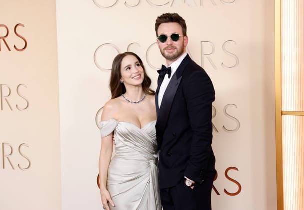 (L-R) Alba Baptista and Chris Evans attend the 98th Oscars on the red carpet for the 98th annual Academy Awards in the Hollywood section of Los Angeles on Sunday, March 15, 2026. Conan O Brien will host the Oscars for the second consecutive year.  LAP20260315665 JOHNxANGELILLO