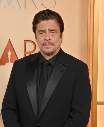 Benicio del Toro arrives on the red carpet for the 98th annual Academy Awards in the Hollywood section of Los Angeles on Sunday, March 15, 2026. Conan O Brien will host the Oscars for the second consecutive year.  LAP20260315226 JIMxRUYMEN