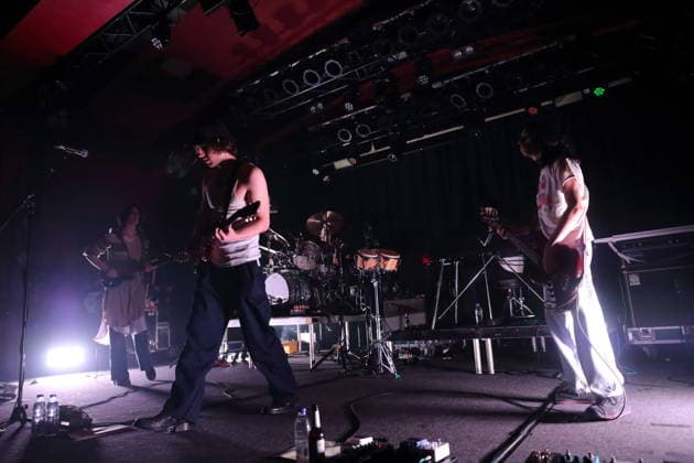 Emily Green, Cameron Winter, Max Bassin, Sam Revaz and Dominic DiGesu, from left, from the band Geese at a concert at the Astra Kulturhaus in Berlin, March 15, 2026 Geese concert Berlin