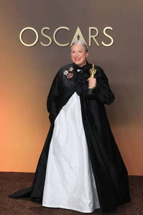 Kate Hawley poses with the Oscar for best costume design for Frankenstein at the 98th Academy Awards ceremony in Los Angeles, USA March 15, 2026. 98th Academy Awards !ACHTUNG: NUR REDAKTIONELLE NUTZUNG!  Copyright: xArmandoxArorizox AME4312 20260316-55019711335_1