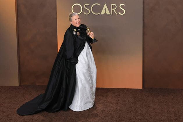 Kate Hawley poses with the Oscar for best costume design for Frankenstein at the 98th Academy Awards ceremony in Los Angeles, USA March 15, 2026. 98th Academy Awards !ACHTUNG: NUR REDAKTIONELLE NUTZUNG!  Copyright: xArmandoxArorizox AME4309 20260316-55019711337_1