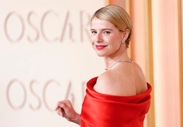Jessie Buckley arrives on the red carpet for the 98th annual Academy Awards in the Hollywood section of Los Angeles on Sunday, March 15, 2026. Conan O Brien will host the Oscars for the second consecutive year.  LAP202603153003 JOHNxANGELILLO