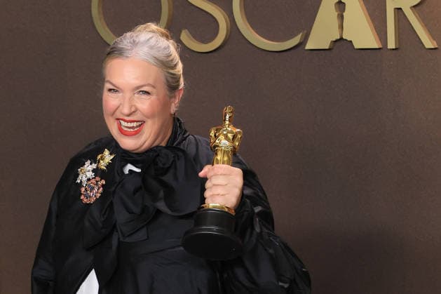 Kate Hawley poses with the Oscar for best costume design for Frankenstein at the 98th Academy Awards ceremony in Los Angeles, USA March 15, 2026. 98th Academy Awards !ACHTUNG: NUR REDAKTIONELLE NUTZUNG!  Copyright: xArmandoxArorizox AME4310 20260316-55019711332_1