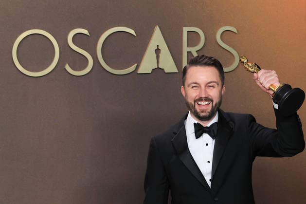 Andy Jurgensen poses with the award for best editing for One Battle After Another at the 98th Academy Awards ceremony in Los Angeles, USA March 15, 2026. 98th Academy Awards !ACHTUNG: NUR REDAKTIONELLE NUTZUNG!  Copyright: xArmandoxArorizox AME4378 20260316-55019711996_1