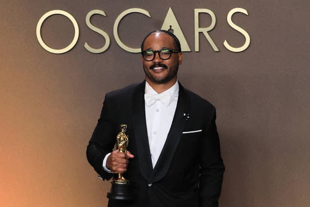 Ryan Coogler poses with the award for best original screenplay for Sinners at the 98th Academy Awards ceremony in Los Angeles, USA March 15, 2026. 98th Academy Awards !ACHTUNG: NUR REDAKTIONELLE NUTZUNG!  Copyright: xArmandoxArorizox AME4395 20260316-55019712192_1
