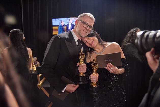 98th Oscars, Academy Awards Paul Thomas Anderson and Cassandra Kulukundis pose backstage with the Oscar for Adapted Screenplay and the Oscar for Casting during the 98th Oscars at Dolby Theatre at Ovation Hollywood on Sunday, March 15, 2026., Credit:Al Seib The Academy Avalon United States of America, CA, Hollywood, Dolby Theater  Copyright: xAlxSeibx xThexAcademyx xAvalonx 1083377081
