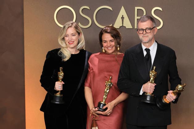 Sara Murphy (L) and Paul Thomas Anderson (R) pose with the Best Picture award for the film One Battle After Another alongside Carmen Ruiz de Huidobro at the 98th Academy Awards ceremony in Los Angeles, USA March 15, 2026. 98th Academy Awards !ACHTUNG: NUR REDAKTIONELLE NUTZUNG!  Copyright: xArmandoxArorizox AME4462 20260316-55019712449_1
