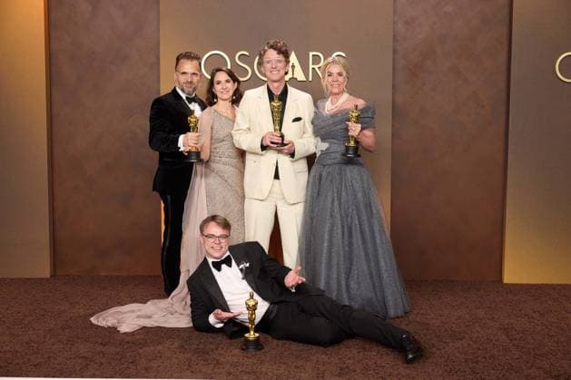 March 15, 2026, Hollywood, California, USA: Radovan Sibrt, Alzbeta Karaskova, David Borenstein, Pavel Talankin, and Helle Faber pose backstage with the Oscar for Documentary Feature Film during the live ABC Telecast of the 98th Oscars at Dolby Theatre at Ovation Hollywood on Sunday. Hollywood USA  - ZUMAz03_ 20260315_zah_z03_100 Copyright: xEtiennexLaurentx