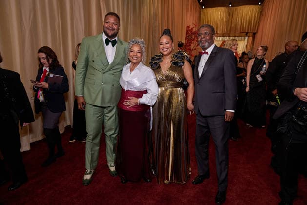 98th Oscars, Academy Awards Donna Jordan (C) and guests arrive on the red carpet of the 98th Oscars at the Dolby Theatre at Ovation Hollywood on Sunday, March 15, 2026., Credit:Mark Von Holden The Academy Avalon United States of America, CA, Hollywood, Dolby Theater  Copyright: xMarkxVonxHoldenx xThexAcademyx xAvalonx 1083386386