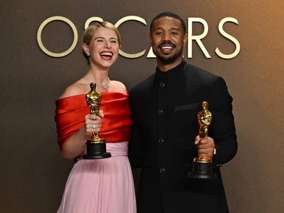 March 15, 2026, Hollywood, California, USA: Best actress Oscar for Hamnet JESSIE BUCKLEY, best Actor for his dual role as Smoke and Stack in the film Sinners MICHAEL B. JORDAN in the Press Room during the 98th Academy Awards at the Dolby Theatre in Hollywood. Hollywood USA  - ZUMAb173 20260315_aap_b173_019 Copyright: xBillyxBennightx