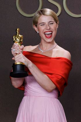 March 15, 2026, Hollywood, California, USA: Actress JESSIE BUCKLEY with the Oscar award for Best Actress for Hamnet in the press room of the 98th Annual Academy Awards at the Dolby Theater in Hollywood. Hollywood USA  - ZUMAp124 20260315_zaa_p124_396 Copyright: xBurtxHarrisx