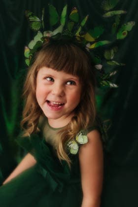 Young girl poses for camera wearing a butterfly crown and dress Sioux Falls, South Dakota, United States CR_ASWE260315-1980247-01 ,model released, Symbolfoto