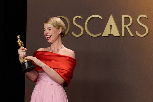 98th Oscars, Academy Awards Jessie Buckley poses backstage with the Oscar for Actress in a Leading Role during the 98th Oscars at Dolby Theatre at Ovation Hollywood on Sunday, March 15, 2026., Credit:Etienne Laurent The Academy Avalon United States of America, CA, Hollywood, Dolby Theater  Copyright: xEtiennexLaurentx xThexAcademyx xAvalonx 1083397338