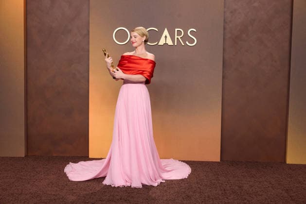 98th Oscars, Academy Awards Jessie Buckley poses backstage with the Oscar for Actress in a Leading Role during the 98th Oscars at Dolby Theatre at Ovation Hollywood on Sunday, March 15, 2026., Credit:Etienne Laurent The Academy Avalon United States of America, CA, Hollywood, Dolby Theater  Copyright: xEtiennexLaurentx xThexAcademyx xAvalonx 1083397363