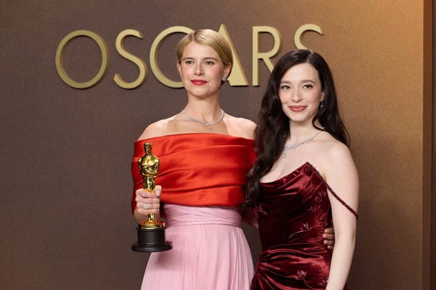 98th Oscars, Academy Awards Jessie Buckley and Mickey Madison pose backstage with the Oscar for Actor in a Leading Role during the 98th Oscars at Dolby Theatre at Ovation Hollywood on Sunday, March 15, 2026., Credit:LCY Avalon United States of America, CA, Hollywood, Dolby Theater  Copyright: xLCYx xAvalonx 1083397639