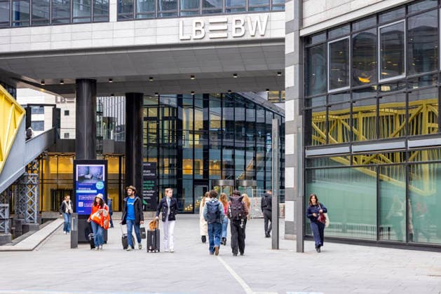 Weite Wege für Reisende. Durch Bauarbeiten am Hauptbahnhof Stuttgart müssen Fahrgäste lange Umwege in Kauf nehmen. Kritiker spotten über den Fernwanderweg am Bahnhof. Er fürht durch das Bankgebäude der LBBW. 13.03.2026, Stuttgart, Baden-Württemberg, Deutschland *** Long distances for travelers Construction work at Stuttgart Central Station means passengers have to take long detours Critics mock the long-distance footpath at the station It runs through the LBBW bank building 13 03 2026, Stuttgart, Baden Württemberg, Germany