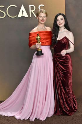 Jessie Buckley with the Oscar for Best Actress in a Leading Role in Hamnet and Mikey Madison at the 2026 98th Annual Academy Awards Photocall at the Dolby Theatre Los Angeles, 15 03 2026 Foto:xJ.xBlocx xFuturexImagex oscar_6422