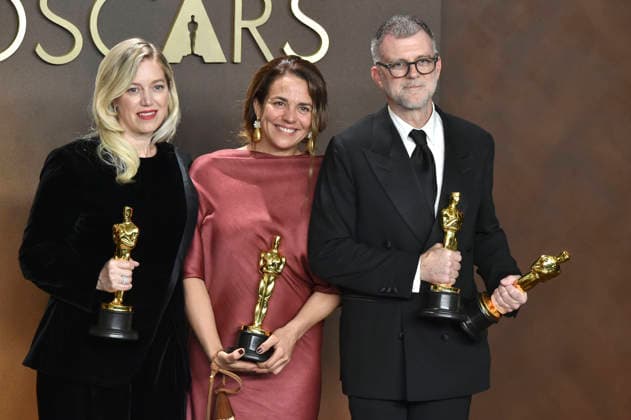 Sara Murphy with the Oscar for Best Picture, Carmen Ruiz de Huidobro and Paul Thomas Anderson with the Oscars for Best Picture, Best Director and Adapted Screenplay for Blood Sinners at the 2026 98th Annual Academy Awards Photocall at the Dolby Theatre Los Angeles, 15 03 2026 Foto:xJ.xBlocx xFuturexImagex oscar_6430