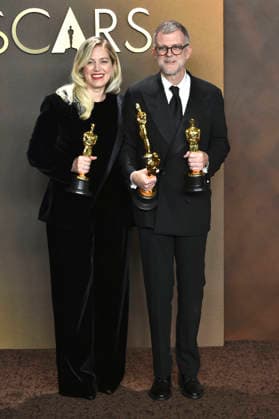 Sara Murphy with the Oscar for Best Picture and Paul Thomas Anderson with the Oscars for Best Picture, Best Director and Adapted Screenplay for Blood Sinners at the 2026 98th Annual Academy Awards Photocall at the Dolby Theatre Los Angeles, 15 03 2026 Foto:xJ.xBlocx xFuturexImagex oscar_6433