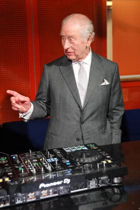 . 16 03 2026. Manchester, United Kingdom. King Charles III talks to Christian St Louis during a visit to Aviva Studios in Manchester, United Kingdom.  xPoolx xi-Imagesx IIM-26639-0005