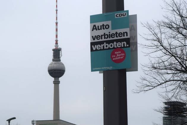 14.03.2026, ein Plakat der CDU Berlin an einem Laternenmast in Berlin, Mitte, gegen das Volksbegehren Berlin autofrei, Auto verbieten verboten, Berlin Deutschland, Germany *** 14 03 2026, a poster of the CDU Berlin on a lamppost in Berlin, Mitte, against the referendum Berlin car-free, car ban prohibited, Berlin Germany, Germany