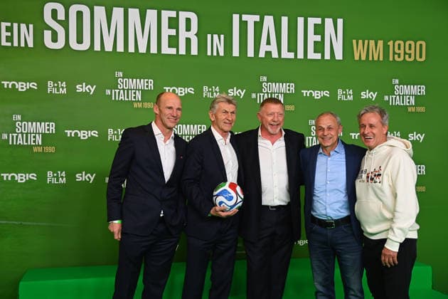 from left ,Hansi PFLUEGLER Klaus AUGENTHALER,Boris BECKER,Olaf THON,Pierre LITTBARSKI Premiere EIN SOMMER IN ITALIEN WM 1990 am 16 03 20226 im Mathaeser Kino in Muenchen Roter Teppich,Red Carpet