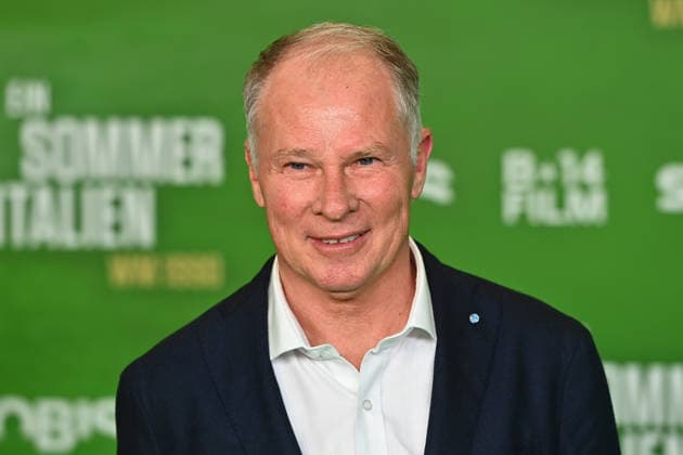Stefan REUTER, single picture,cropped single motif,portrait,portrait,portrait Premiere EIN SOMMER IN ITALIEN WM 1990 am 16 03 20226 im Mathaeser Kino in Muenchen Roter Teppich,Red Carpet