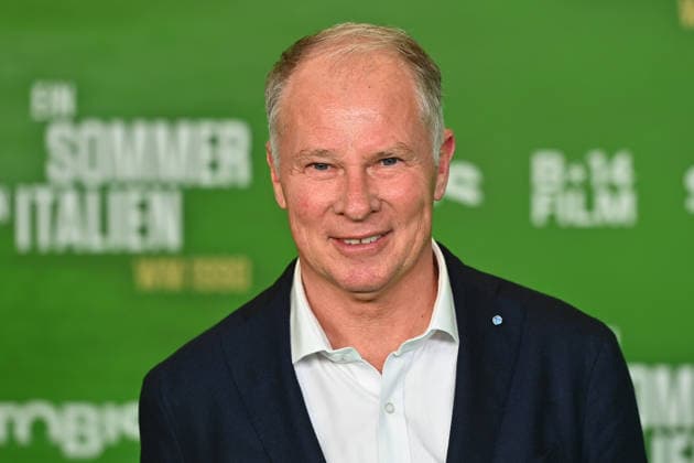 Stefan REUTER, single picture,cropped single motif,portrait,portrait,portrait Premiere EIN SOMMER IN ITALIEN WM 1990 am 16 03 20226 im Mathaeser Kino in Muenchen Roter Teppich,Red Carpet