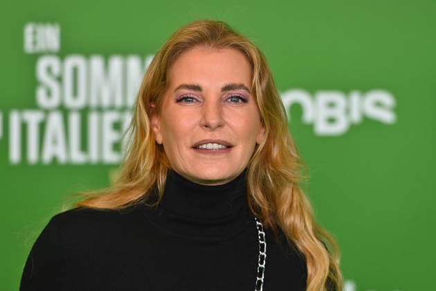 Giulia SIEGEL, single picture,cropped single motif,portrait,portrait premiere A SUMMER IN ITALY World Cup 1990 on 16 03 20226 at the Mathaeser Cinema in Munich Red Carpet,Red Carpet
