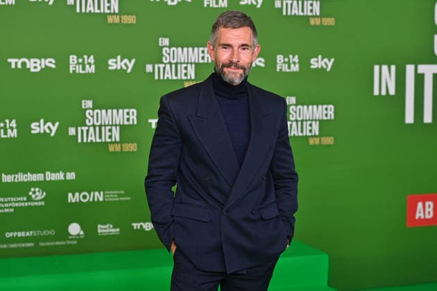 Micky BEISENHERZ, single picture, cropped single motif, half figure, half figure, premiere EIN SOMMER IN ITALIEN WM 1990 am 16 03 20226 im Mathaeser Kino in Muenchen Roter Teppich,Red Carpet