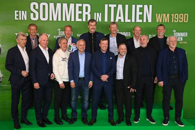 from left Klaus AUGENTHALER Juergen KLINSMANN,Stefan REUTER,Pierre LITTBARSKI, Andreas KOEPKE,Olaf THON,Markus SOEDER State Premier of Bavaria and CSU Chairman ,,Lothar MATTHAEUS,Guido BUCHWALD,Thomas HAESSLER,Hansi PFLUEGLER Raimond AUMANN,Paul STEINER,Rudi VOELLER Premiere EIN SOMMER IN ITALIEN WM 1990 am 16 03 20226 im Mathaeser Kino in Muenchen Roter Teppi