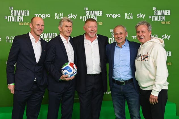from left Hansi PFLUEGLER,Klaus AUGENTHALER ,Boris BECKER,Olaf THON,Pierre LITTBARSKI Premiere EIN SOMMER IN ITALIEN WM 1990 am 16 03 20226 im Mathaeser Kino in Muenchen Roter Teppich,Red Carpet