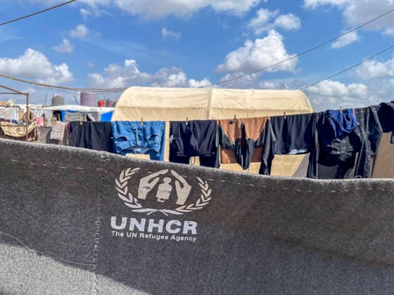 **Lager al-Tala™i bei al-Hasaka, Syrien, Asien.** Zelte und provisorische Unterkünfte im Lager für Binnenvertriebene, Wäsche hängt zum Trocknen auf einer Leine vor einem Zelt. Im Vordergrund eine Decke mit dem Logo des UNHCR (UN-Flüchtlingshilfswerk). Einfache Infrastruktur und Alltagsgegenstände zeigen das Leben von Vertriebenen im Camp. Perspektive: Augenhöhe, mittlere Distanz. Schlagworte: News, Gesellschaft, Humanitäre Krise, Binnenvertriebene, Flüchtlingslager, UNHCR, humanitäre Hilfe, Alltag im Lager, Symbolfoto. *** al Tala™i camp near al Hasaka, Syria, Asia Tents and temporary shelters in the camp for internally displaced persons, laundry hanging on a line to dry in front of a tent In the foreground a blanket with th Copyright: xEbirxMuhemedx
