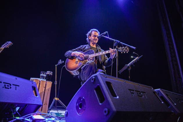 Tom Smith live at Teatro Comunale in Ferrara, Italy - 16 Mar 2026 British musician Tom Smith, leader of Editors, performs live at the Claudio Abbado Municipal Theatre during the preview of the 30th edition of the Ferrara Sotto le Stelle festival. Smith presented his debut solo album, There Is Nothing In The Dark That Isn t There In The Light, in an intimate, acoustic setting. Ferrara Italy Copyright: xCarloxVerganix xSOPAxImagesx TOMSMITHFE(16)