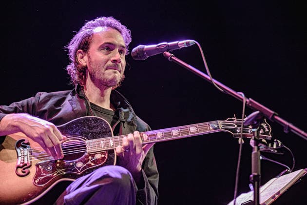 Tom Smith live at Teatro Comunale in Ferrara, Italy - 16 Mar 2026 British musician Tom Smith, leader of Editors, performs live at the Claudio Abbado Municipal Theatre during the preview of the 30th edition of the Ferrara Sotto le Stelle festival. Smith presented his debut solo album, There Is Nothing In The Dark That Isn t There In The Light, in an intimate, acoustic setting. Ferrara Italy Copyright: xCarloxVerganix xSOPAxImagesx TOMSMITHFE(2)