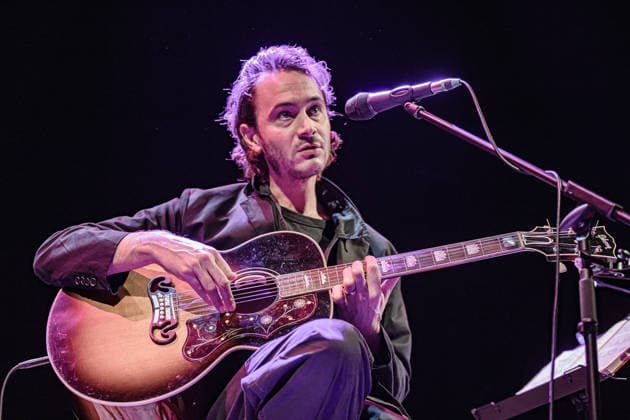 Tom Smith live at Teatro Comunale in Ferrara, Italy - 16 Mar 2026 British musician Tom Smith, leader of Editors, performs live at the Claudio Abbado Municipal Theatre during the preview of the 30th edition of the Ferrara Sotto le Stelle festival. Smith presented his debut solo album, There Is Nothing In The Dark That Isn t There In The Light, in an intimate, acoustic setting. Ferrara Italy Copyright: xCarloxVerganix xSOPAxImagesx TOMSMITHFE(3)