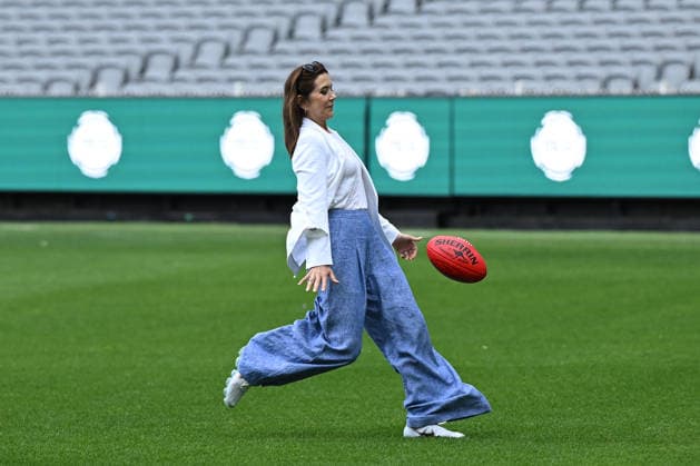 DENMARK ROYALS AUSTRALIA VISIT, Denmark s Queen Mary kicks a football at the MCG in Melbourne, Tuesday, March 17, 2026. ( NO ARCHIVING Melbourne Victoria Australia  Copyright: xJamesxRossx 20260317111494505994