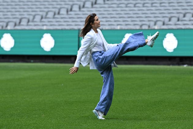 DENMARK ROYALS AUSTRALIA VISIT, Denmark s Queen Mary kicks a football at the MCG in Melbourne, Tuesday, March 17, 2026. ( NO ARCHIVING Melbourne Victoria Australia  Copyright: xJamesxRossx 20260317140044125038