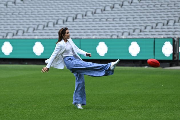 DENMARK ROYALS AUSTRALIA VISIT, Denmark s Queen Mary kicks a football at the MCG in Melbourne, Tuesday, March 17, 2026. ( NO ARCHIVING Melbourne Victoria Australia  Copyright: xJamesxRossx 20260317177306965678