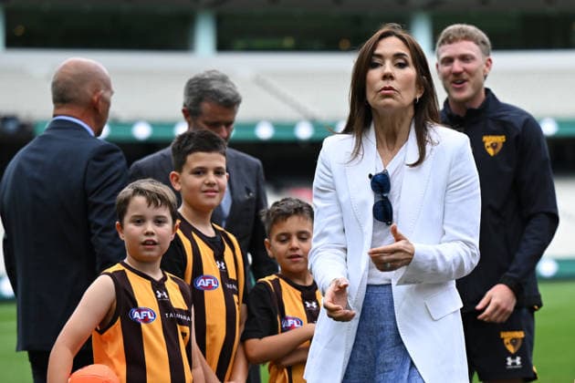 DENMARK ROYALS AUSTRALIA VISIT, Denmark s Queen Mary reacts after hand balling a football during a visit to the MCG in Melbourne, Tuesday, March 17, 2026. ( NO ARCHIVING Melbourne Victoria Australia  Copyright: xJamesxRossx 20260317165678642180