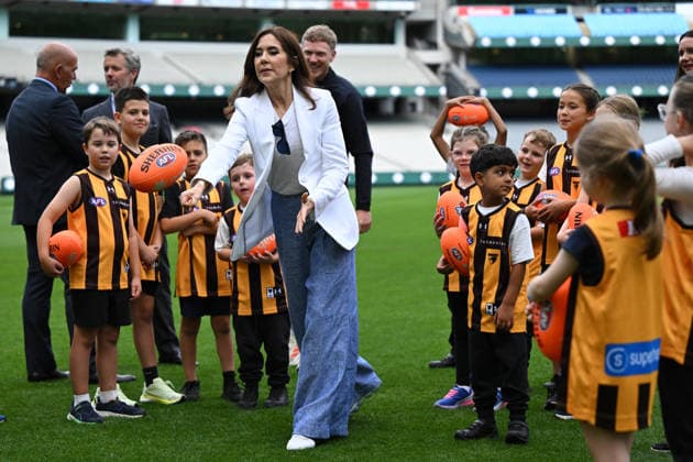DENMARK ROYALS AUSTRALIA VISIT, Denmark s Queen Mary hand balls a football during a visit to the MCG in Melbourne, Tuesday, March 17, 2026. ( NO ARCHIVING Melbourne Victoria Australia  Copyright: xJamesxRossx 20260317189993421594
